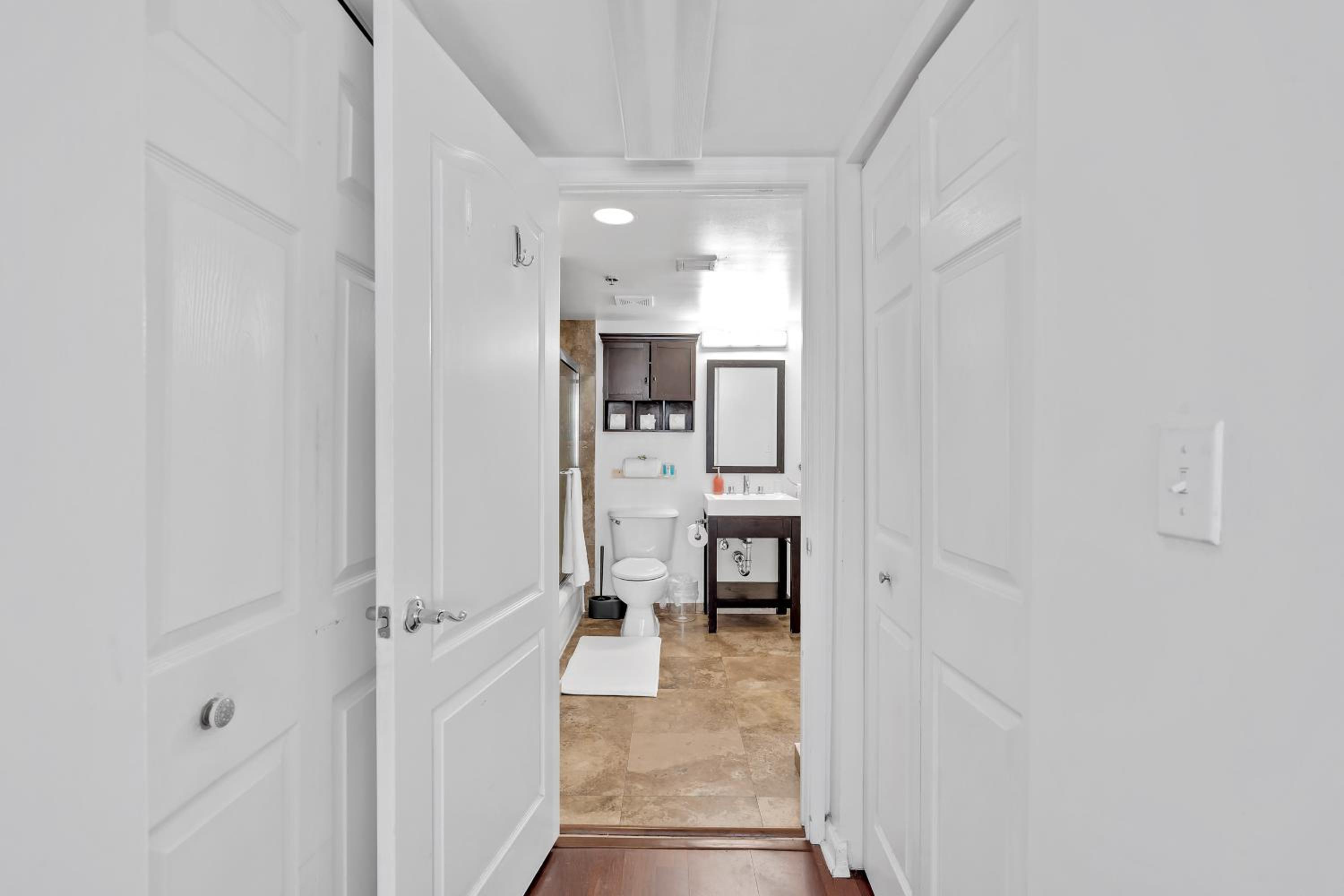 Amazing 1 Bed in Brickell key With FREE PKG