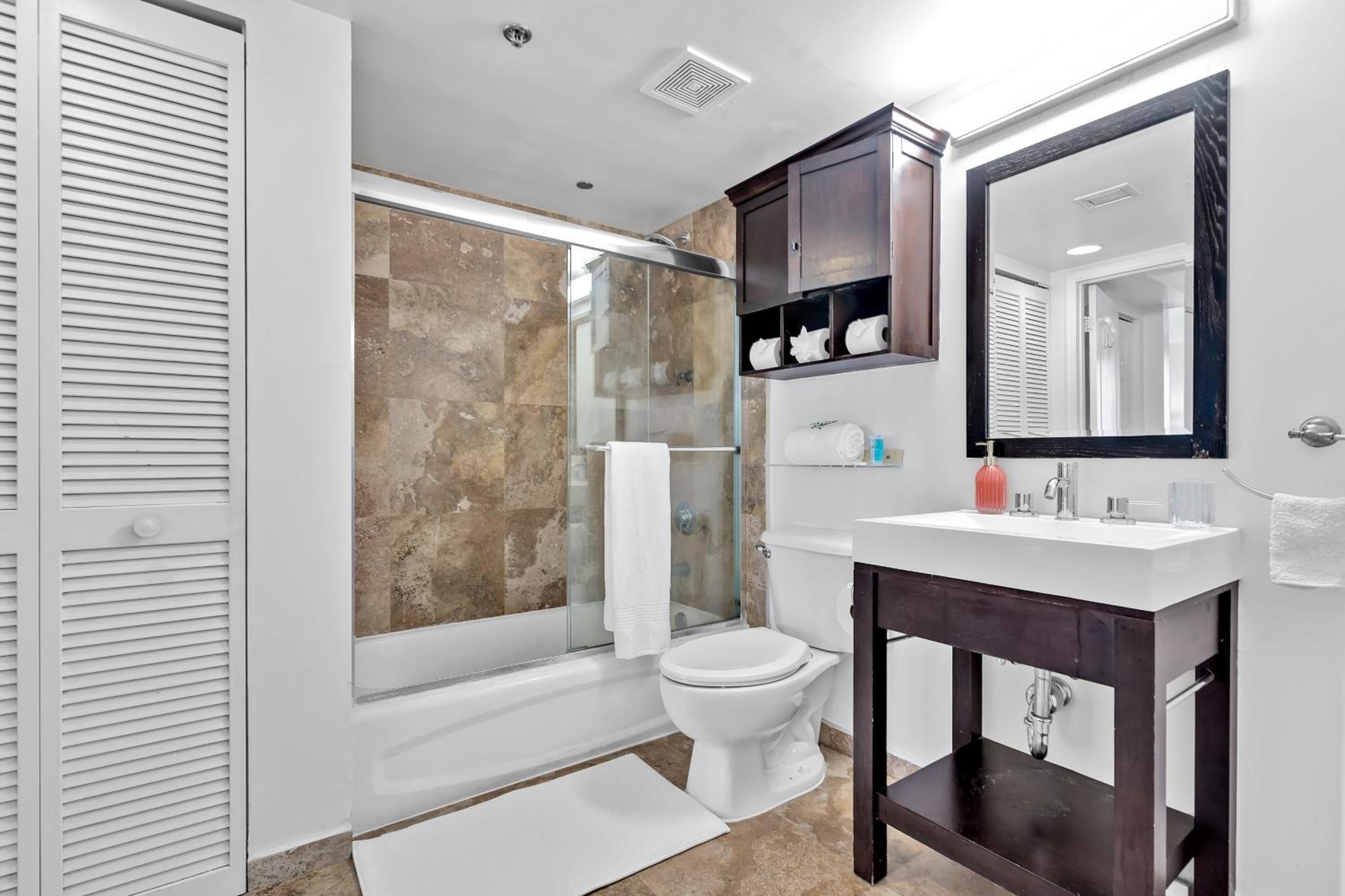 Amazing 1 Bed in Brickell key With FREE PKG