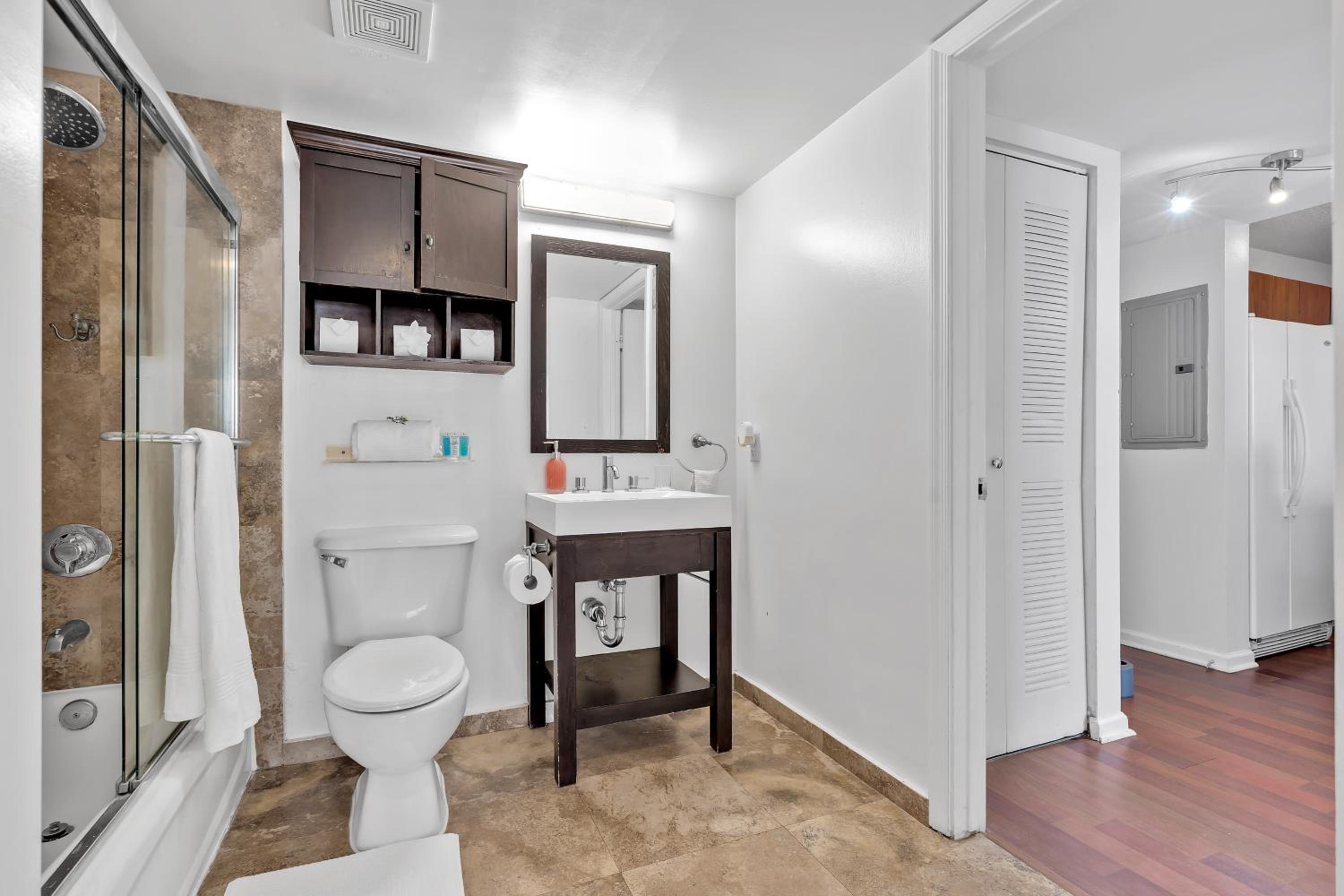 Amazing 1 Bed in Brickell key With FREE PKG