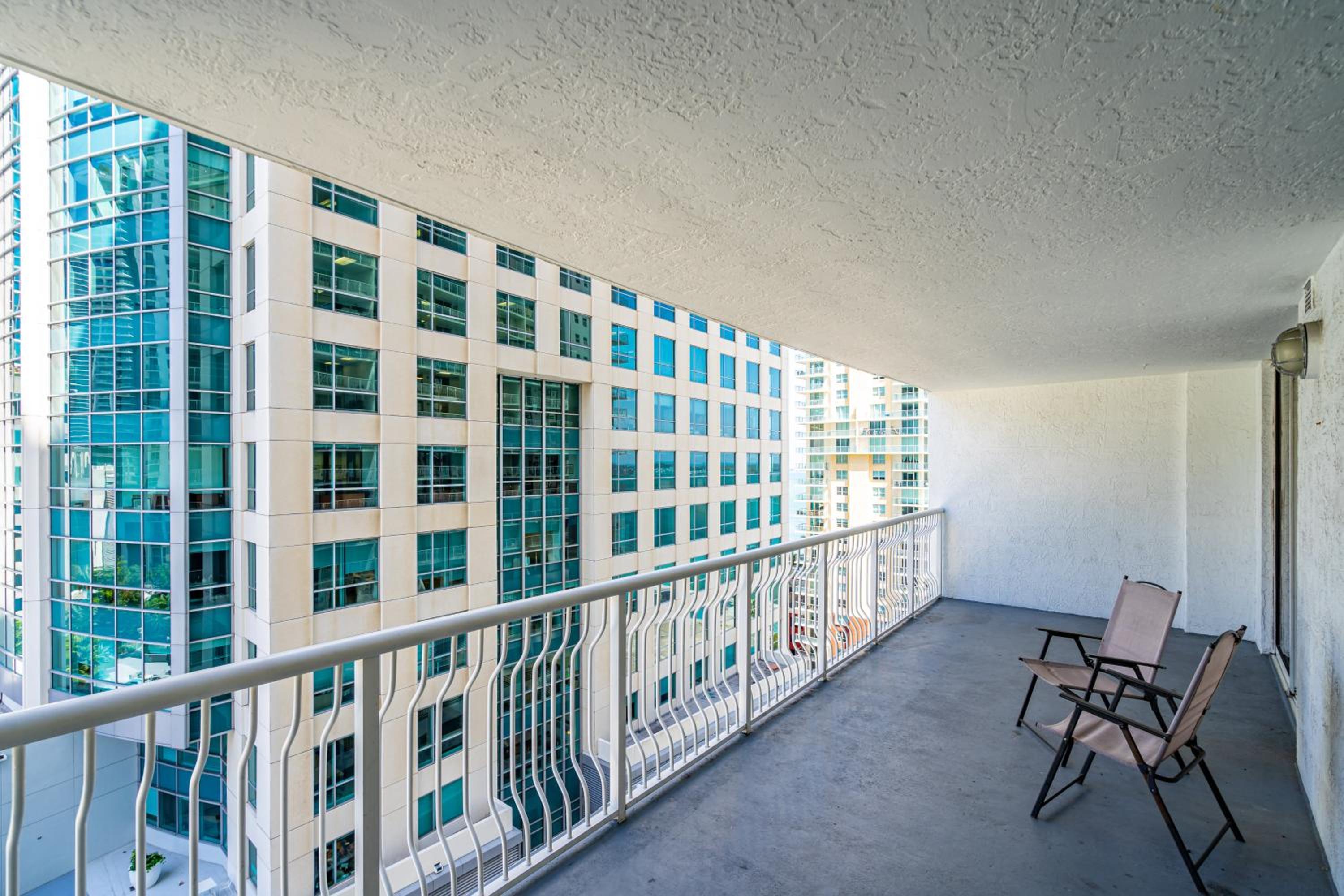 Amazing 1 Bed in Brickell key With FREE PKG