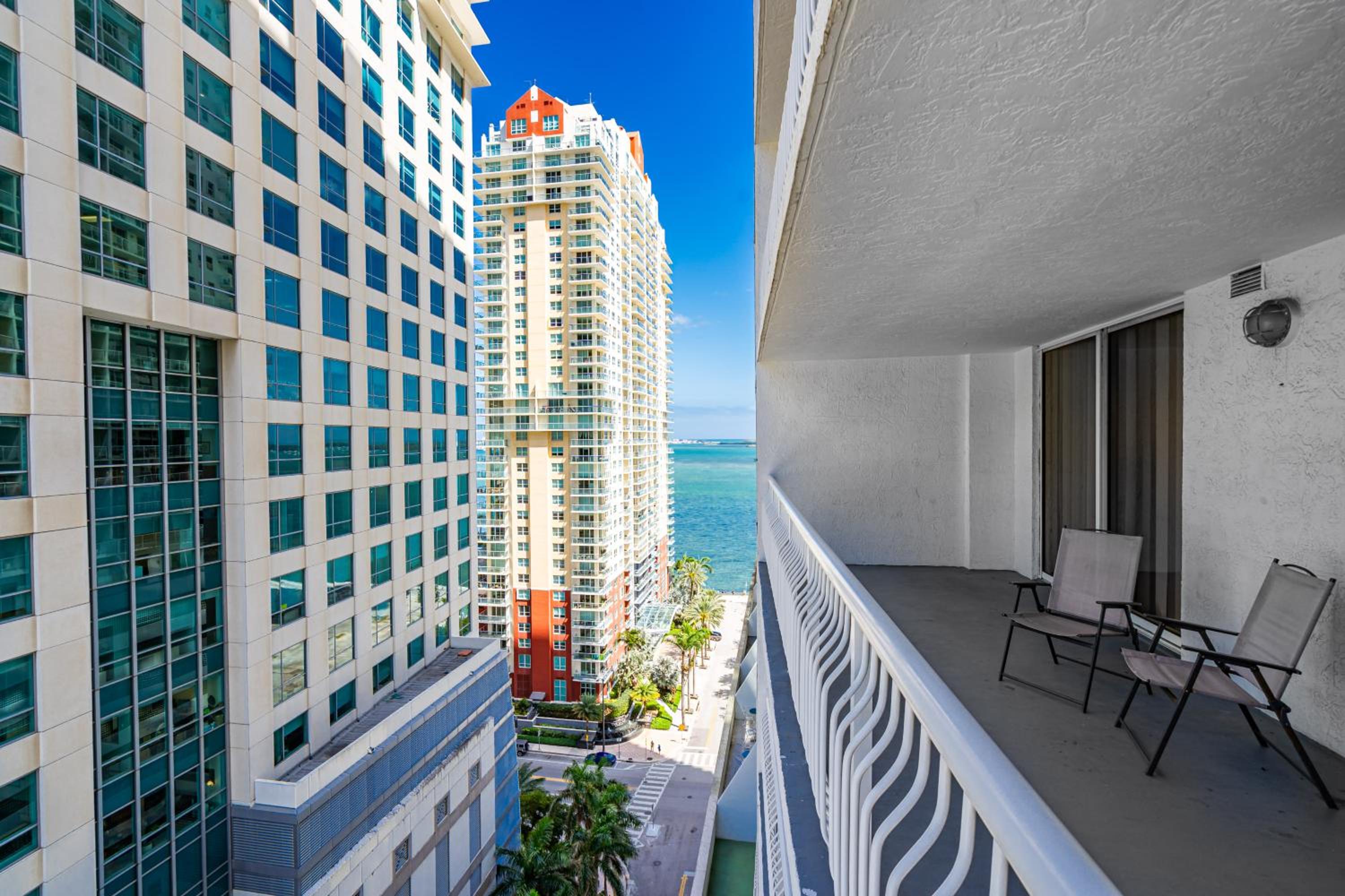 Amazing 1 Bed in Brickell key With FREE PKG