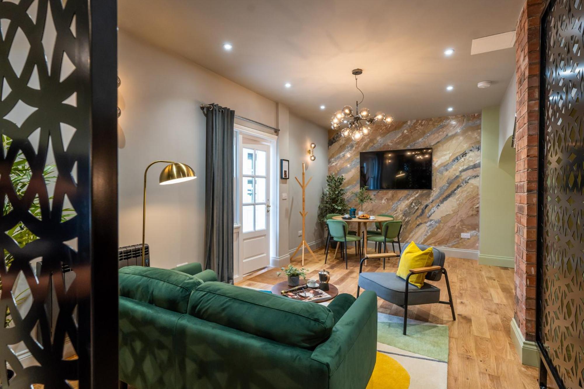 Commandery Vaults - Luxury Apartment in City Centre with SKY TV view 4