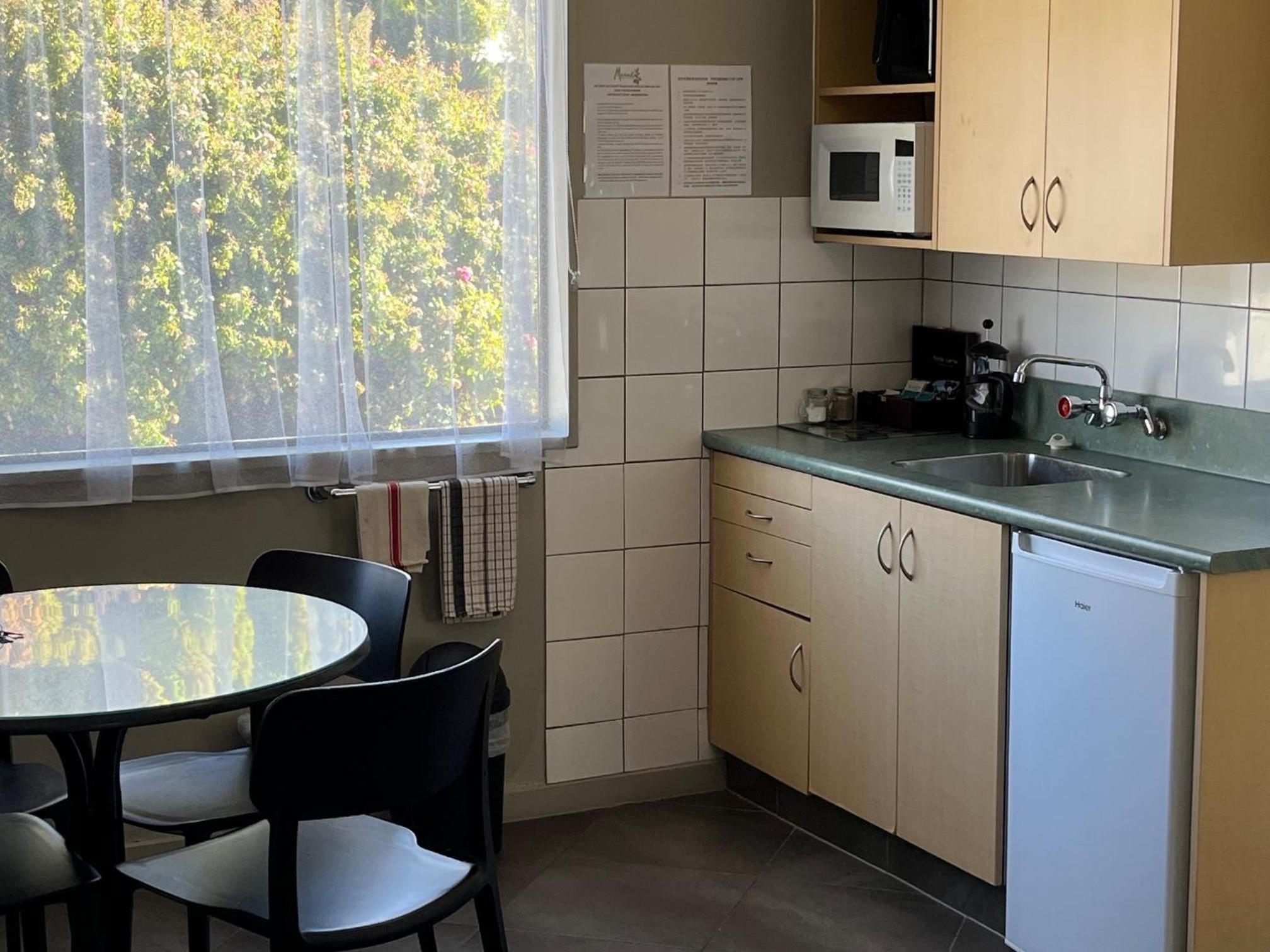 Manuka Crescent Motel