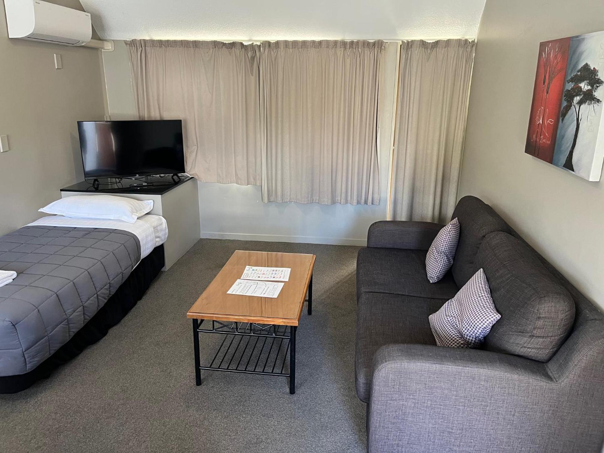 Manuka Crescent Motel