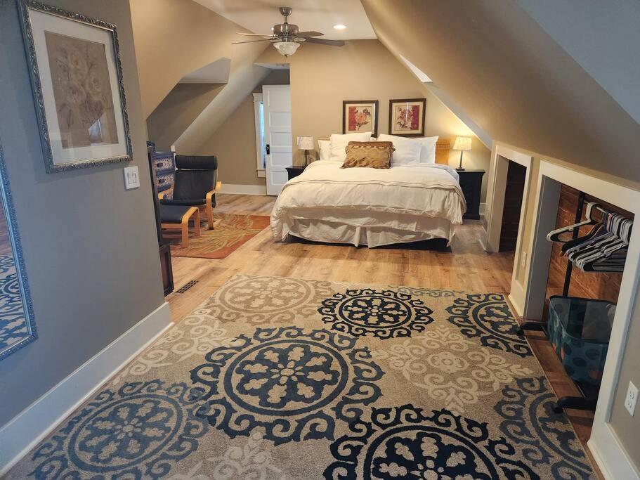 Albany Vacations - The Lincoln House - Property Image 3