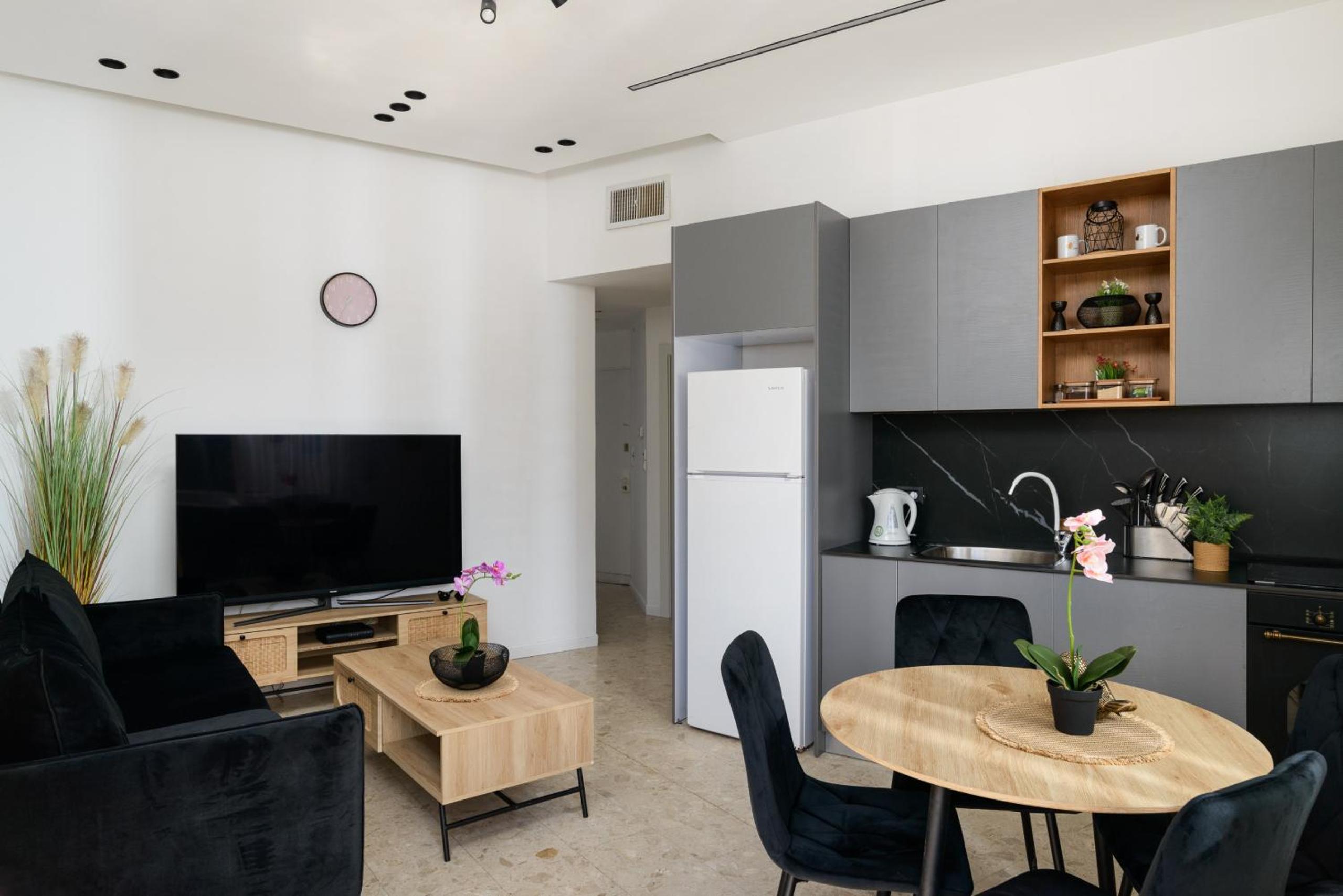 Bauhaus 2BR with Sea View & Balcony by FeelHome view 3