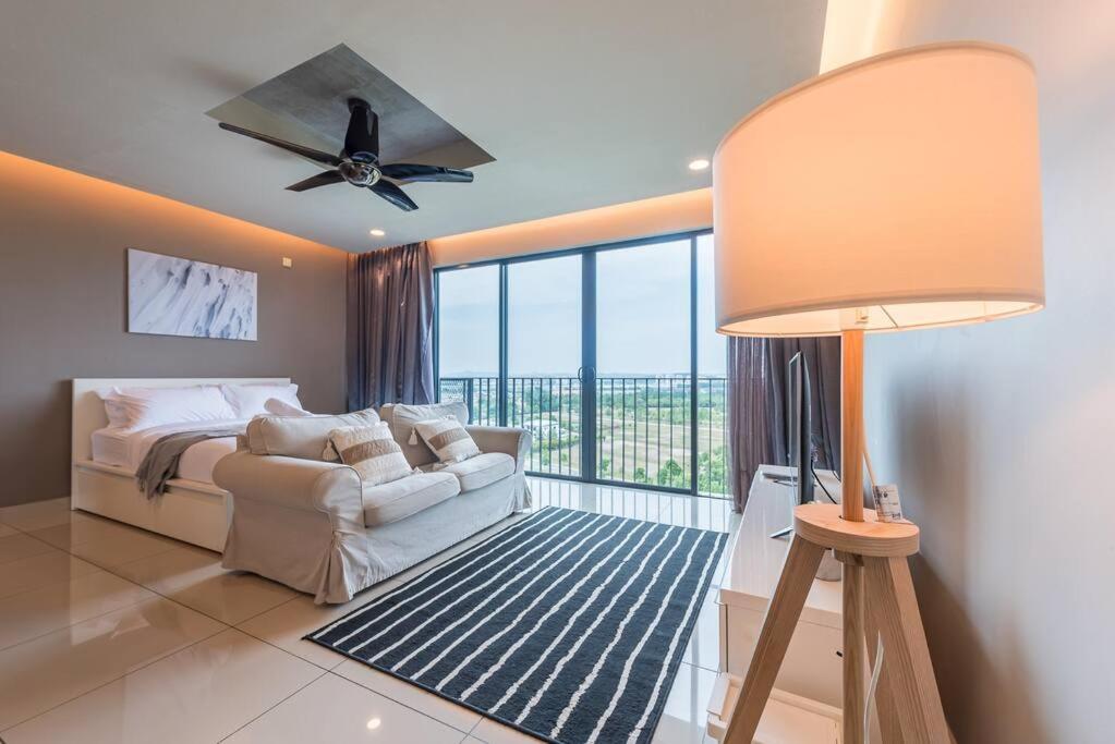 2 Pax Cozy Holiday Home, Trefoil Setia Alam, SACC photo 1