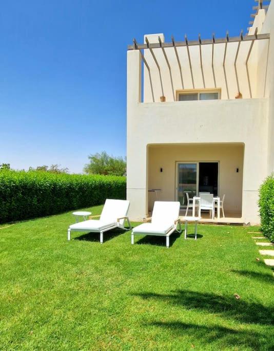 Cheerful space with a huge garden and pool view 2