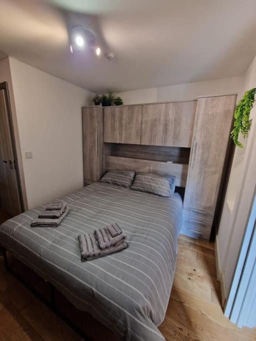 Two-Bedroom Cosy Country Lodge with Private Patio, photo 23