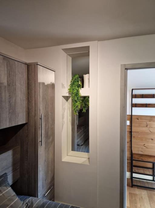 Two-Bedroom Cosy Country Lodge with Private Patio, photo 17
