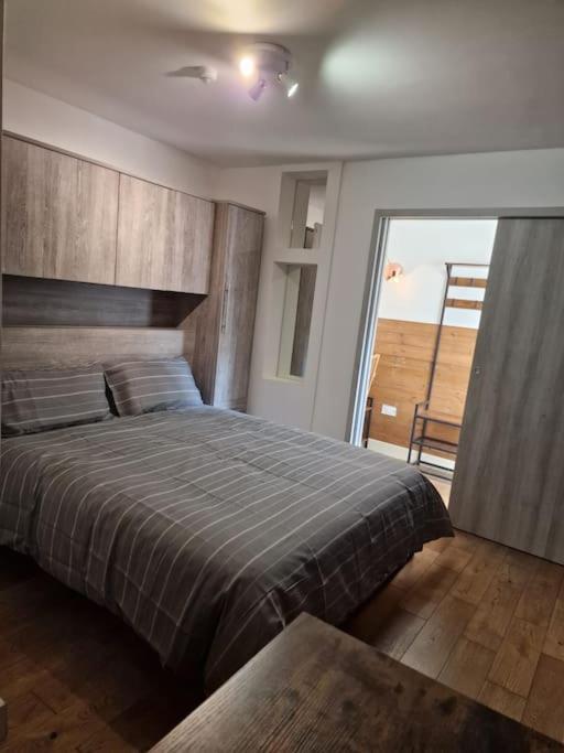 Two-Bedroom Cosy Country Lodge with Private Patio, photo 26