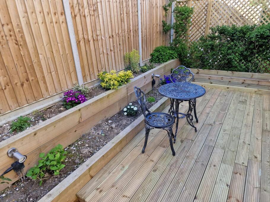 Two-Bedroom Cosy Country Lodge with Private Patio, photo 13