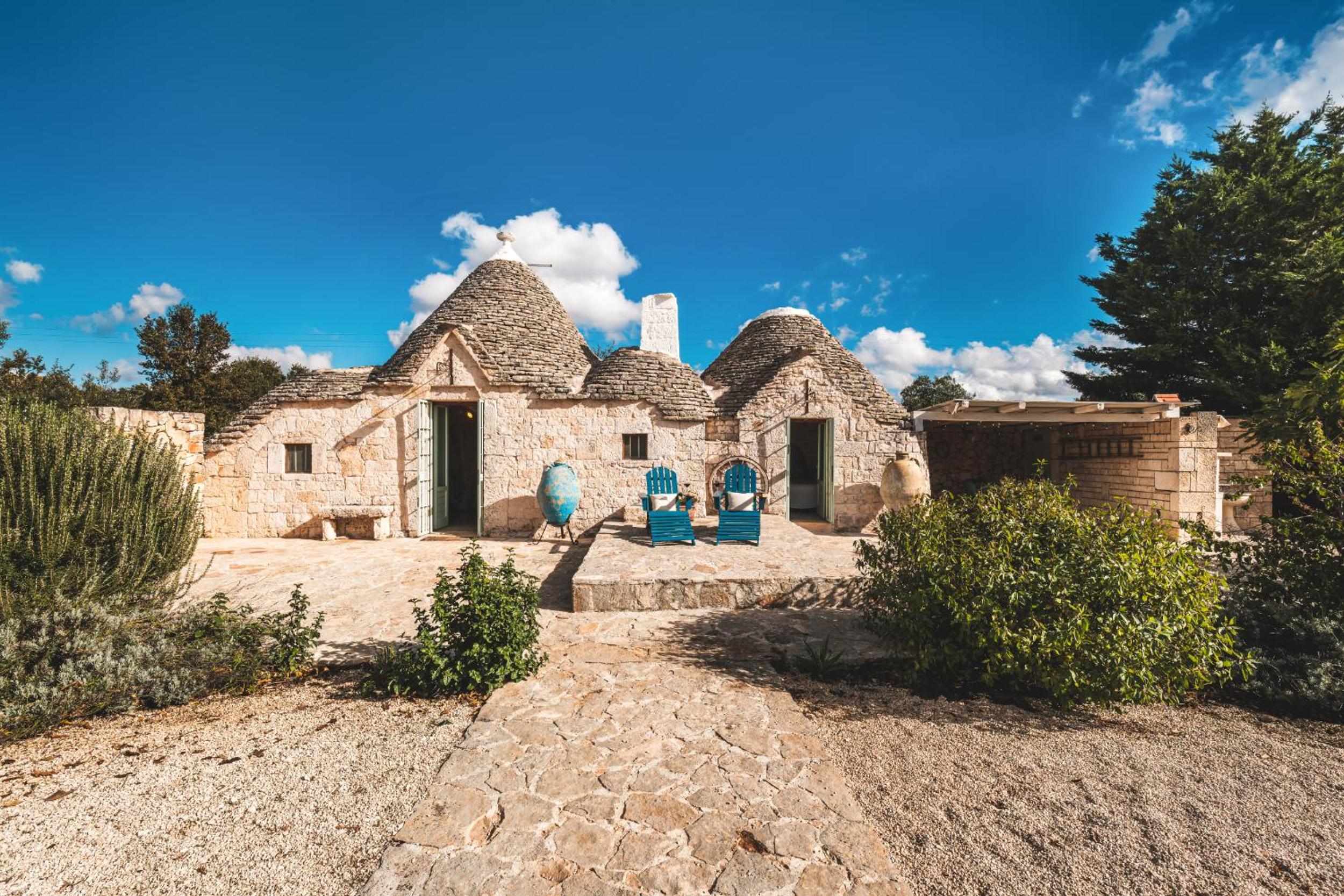 HelloApulia Trullo Mario view 2