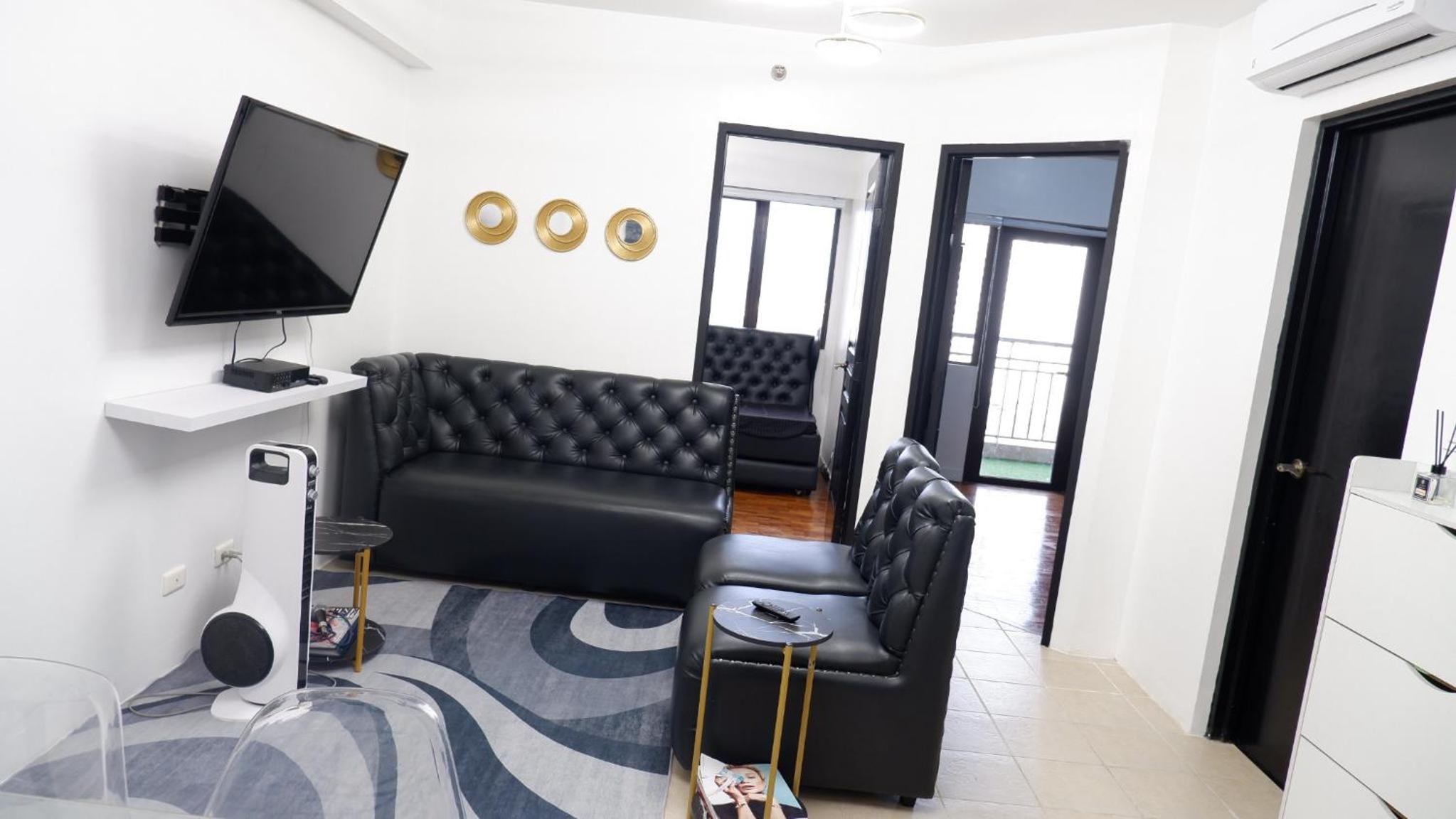 2BR near BGC & Makati. Karaoke, Netflix, Amazon Prime view 5