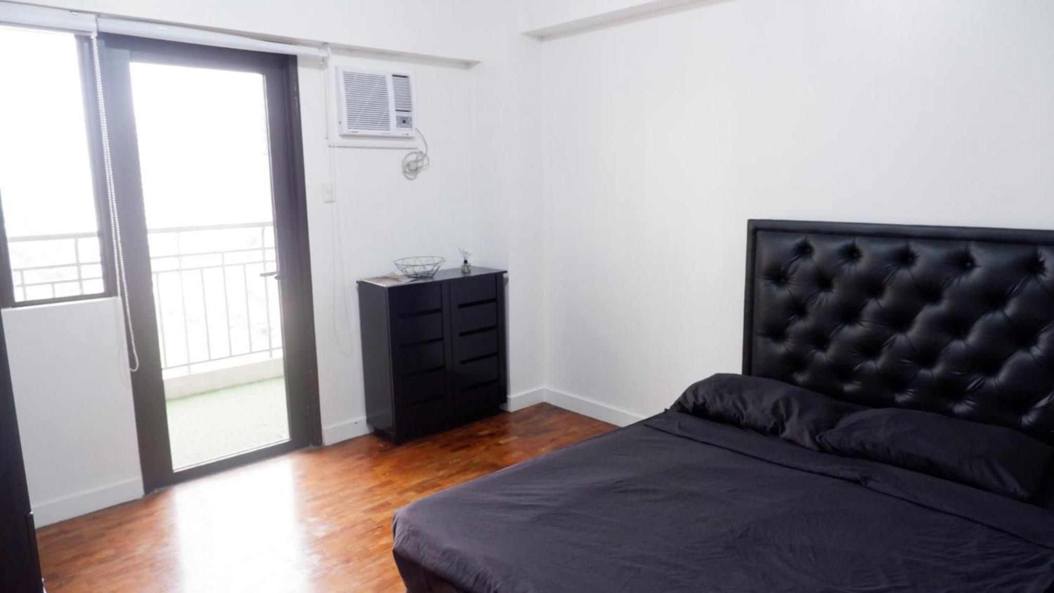 2BR near BGC & Makati. Karaoke, Netflix, Amazon Prime view 2
