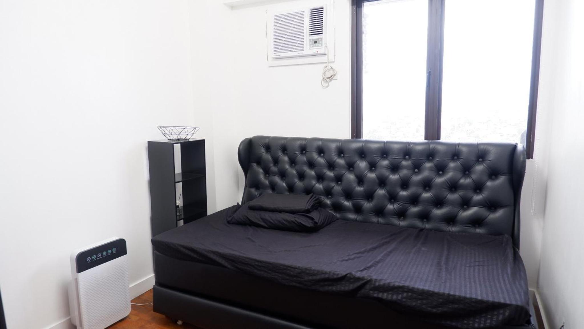 2BR near BGC & Makati. Karaoke, Netflix, Amazon Prime view 3
