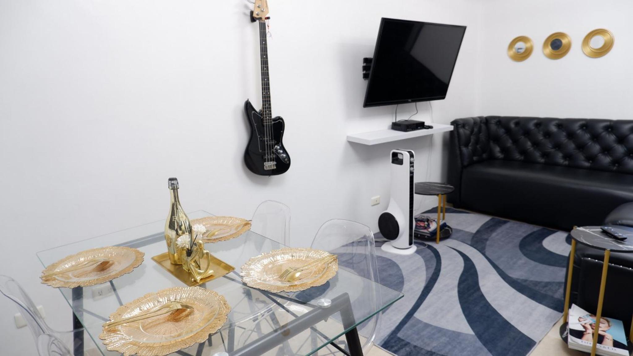 2BR near BGC & Makati. Karaoke, Netflix, Amazon Prime view 4