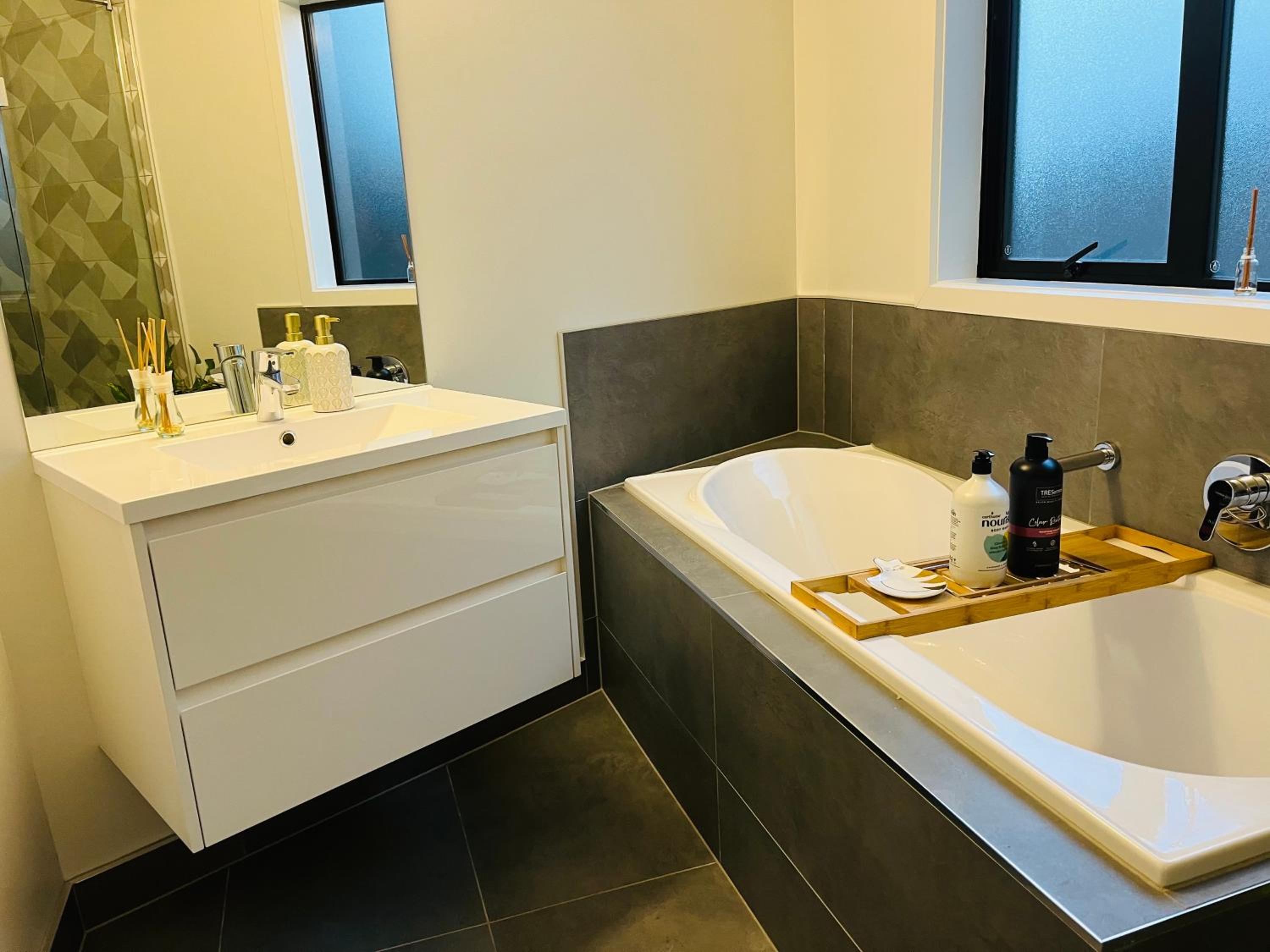 Modern Comfy 3 Bedrooms House in Chartwell