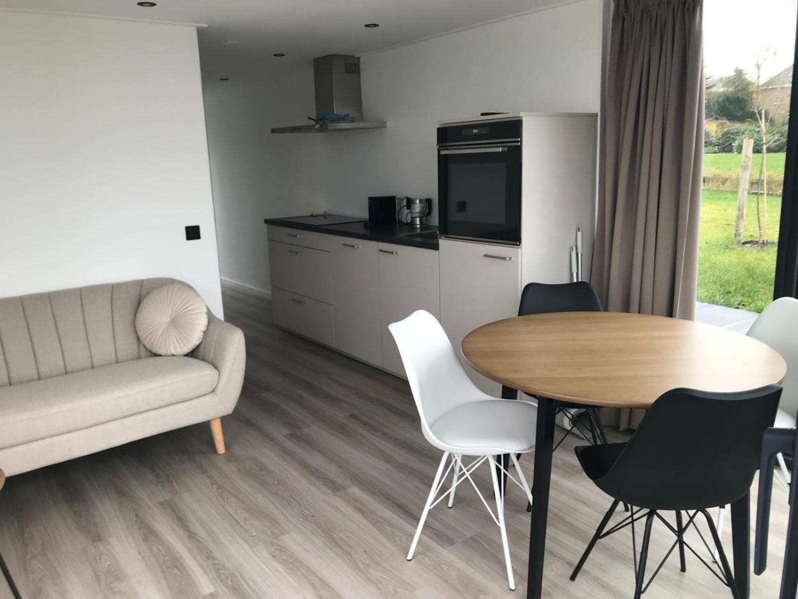 Uniek overnachten in een Tiny House op de Appelhof view 3