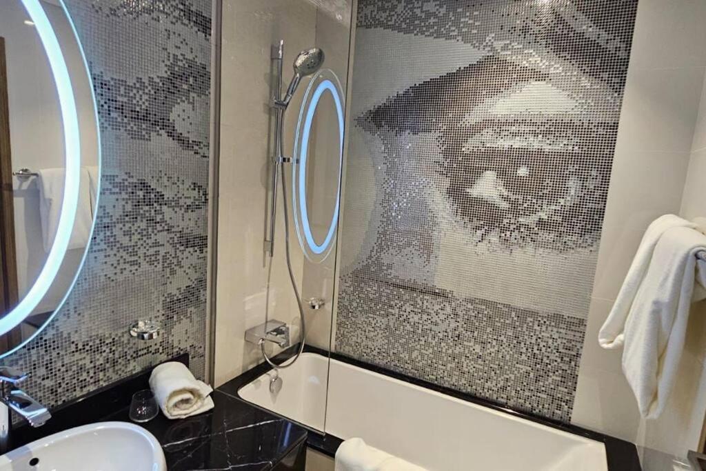 Luxury Tower Studio in Downtown