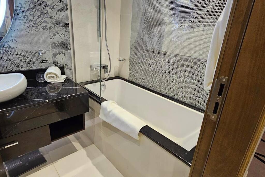 Luxury Tower Studio in Downtown