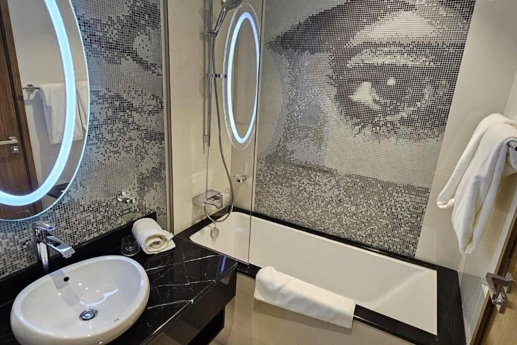 Luxury Tower Studio in Downtown