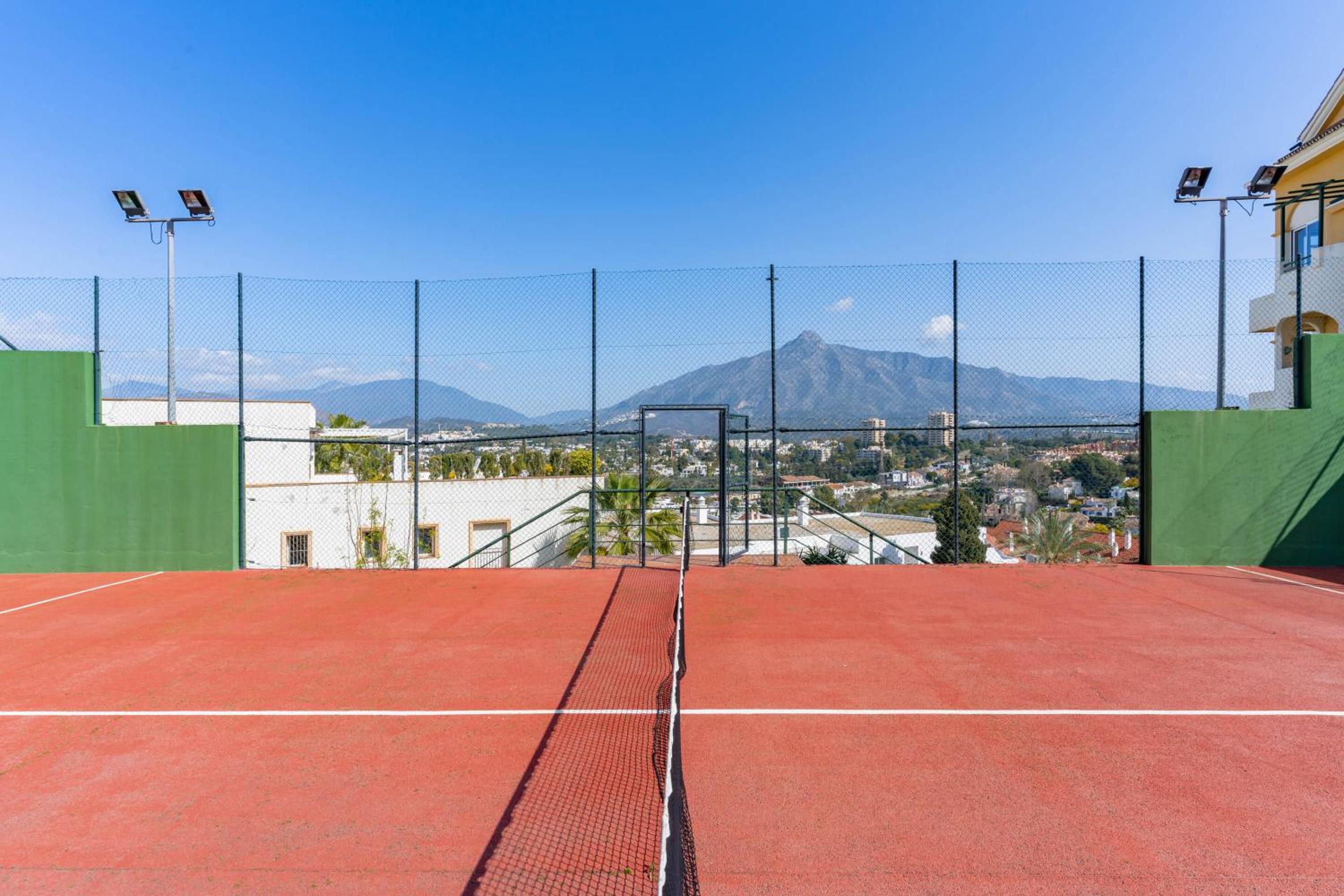 Central 2 Bedroom Apartment with Stunning Views