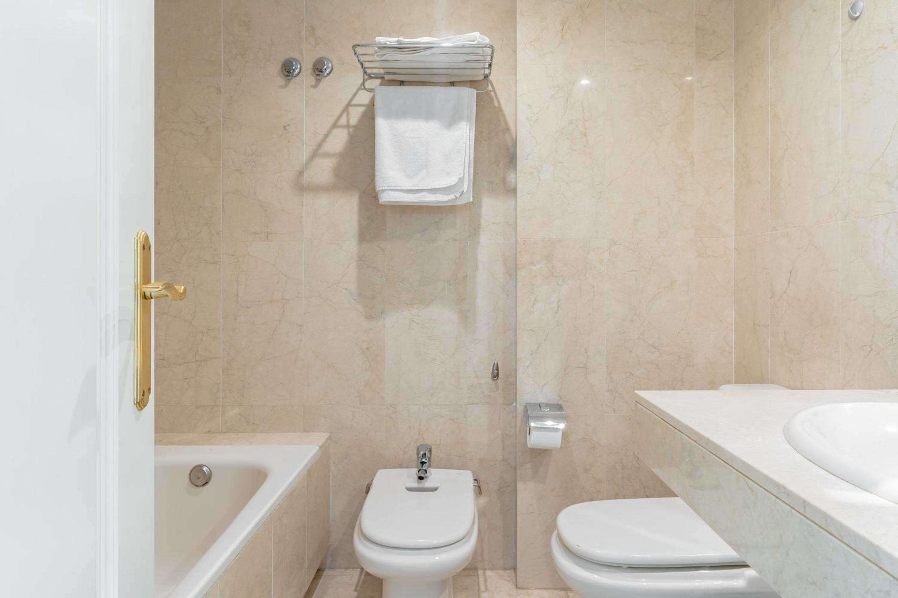 Central 2 Bedroom Apartment with Stunning Views