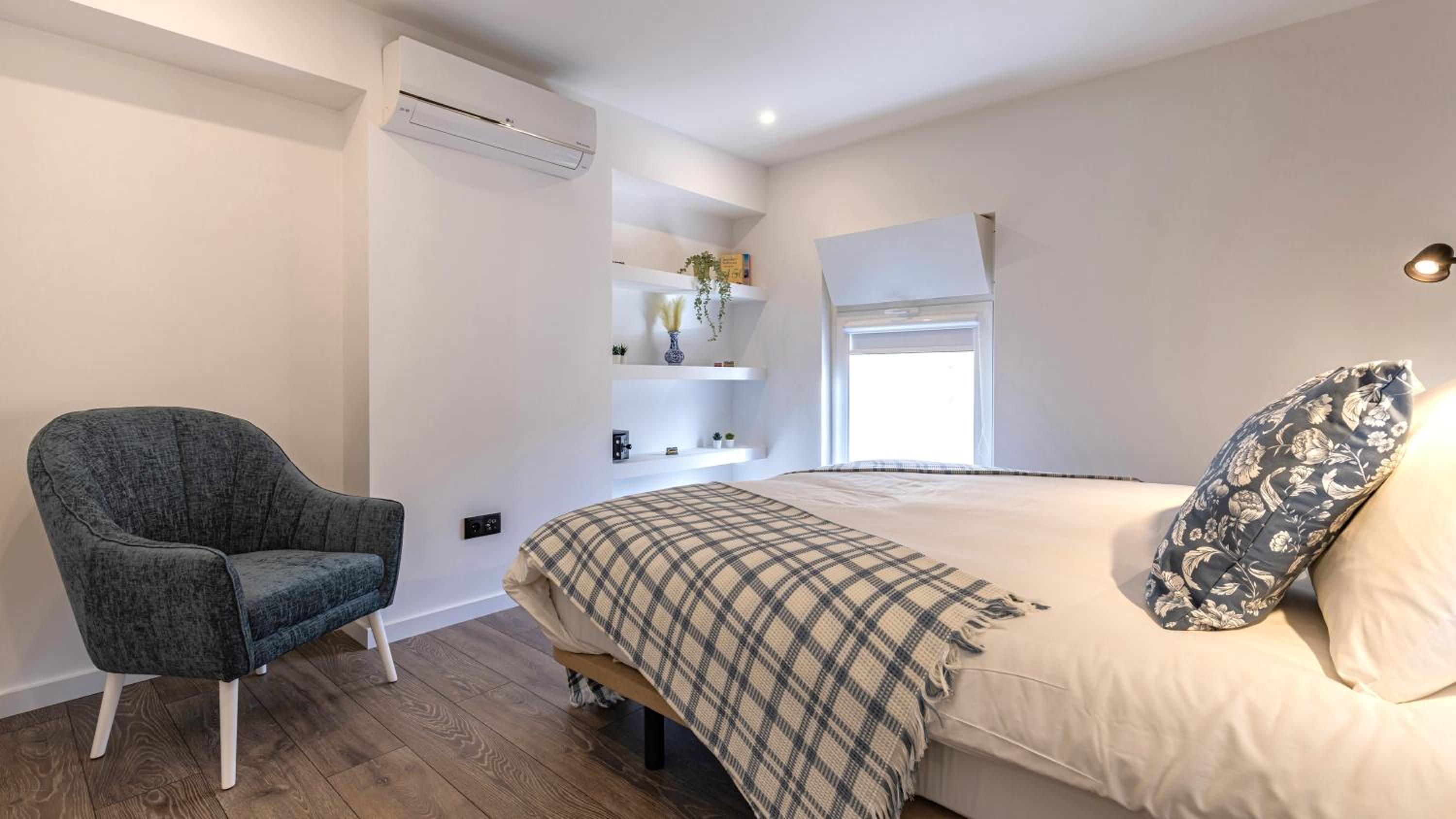 Amazing 3BDR Duplex in Lisbon by LovelyStay view 4
