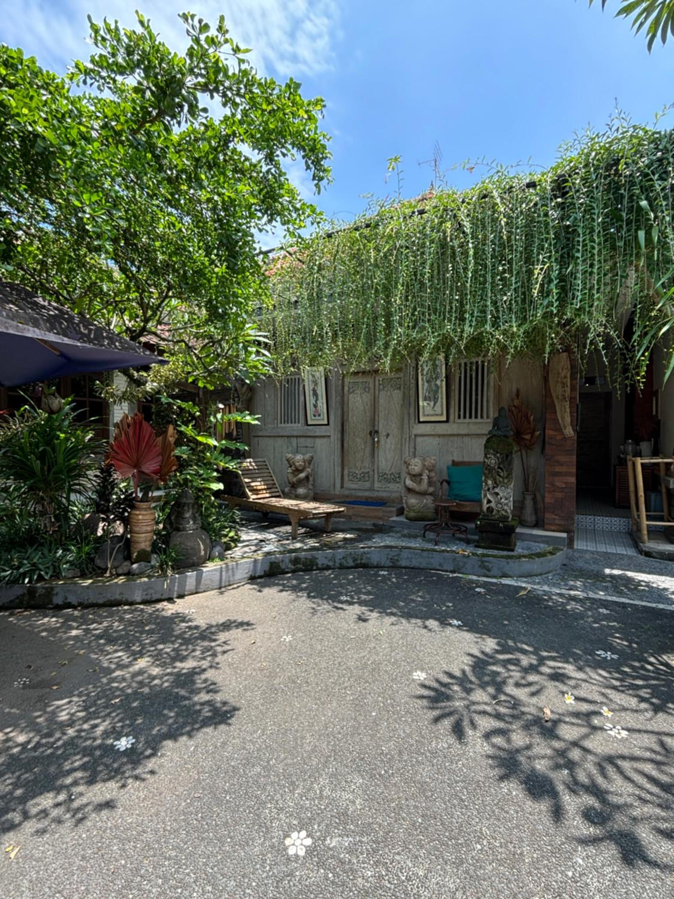 Royen Balinese Family Guest House- Traditional Batuan Homestay view 3