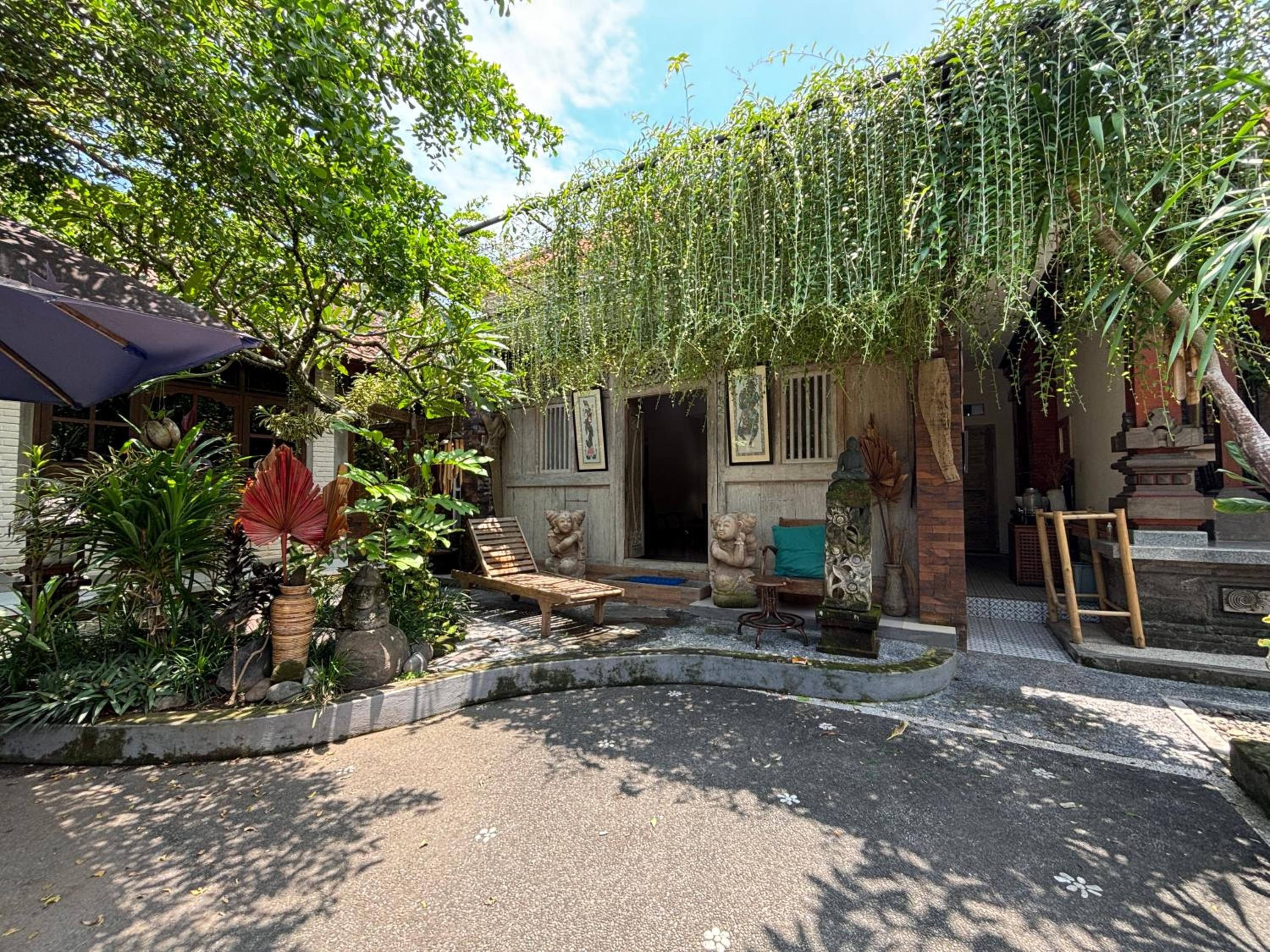 Royen Balinese Family Guest House- Traditional Batuan Homestay view 2