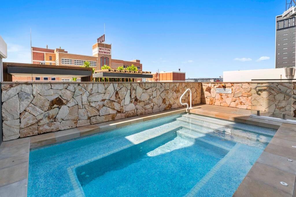 Cozy 2 bed Retreat Milton - Pool, Walk to SStadium