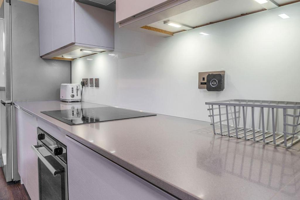 Elegant 2bed-Central Edinburgh -by Holiday Homes