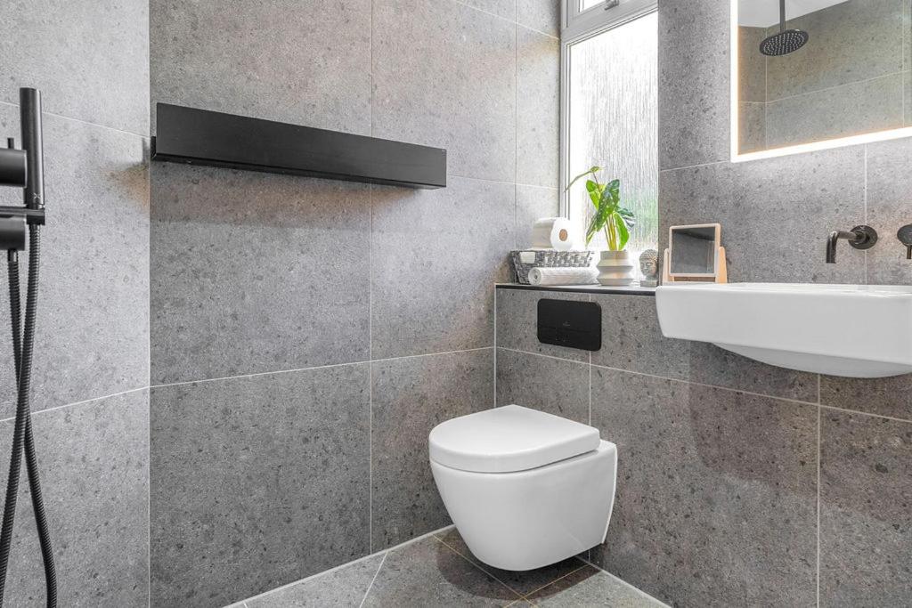 Elegant 2bed-Central Edinburgh -by Holiday Homes