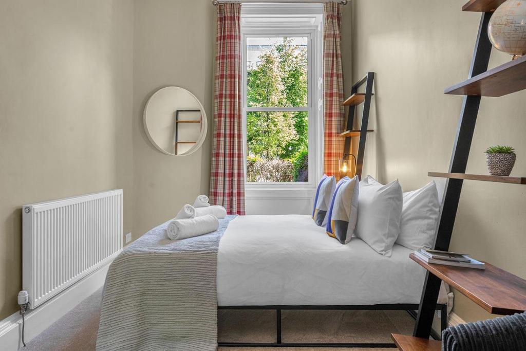 Elegant 2bed-Central Edinburgh -by Holiday Homes