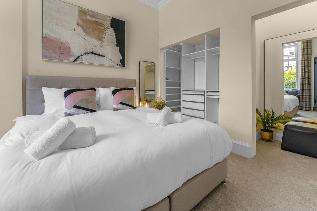 Elegant 2bed-Central Edinburgh -by Holiday Homes