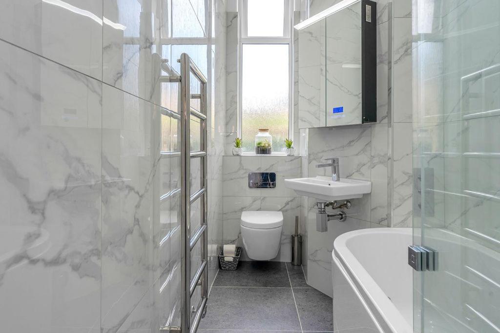 Elegant 2bed-Central Edinburgh -by Holiday Homes