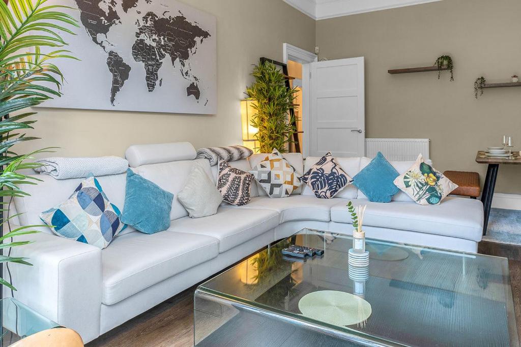 Elegant 2bed-Central Edinburgh -by Holiday Homes
