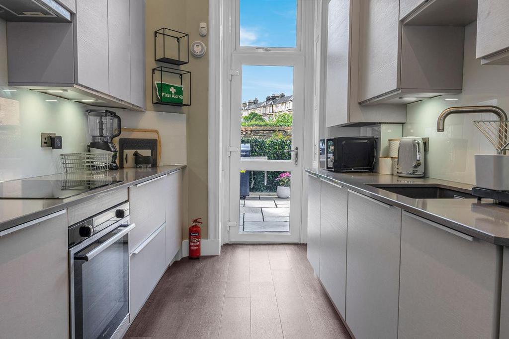 Elegant 2bed-Central Edinburgh -by Holiday Homes