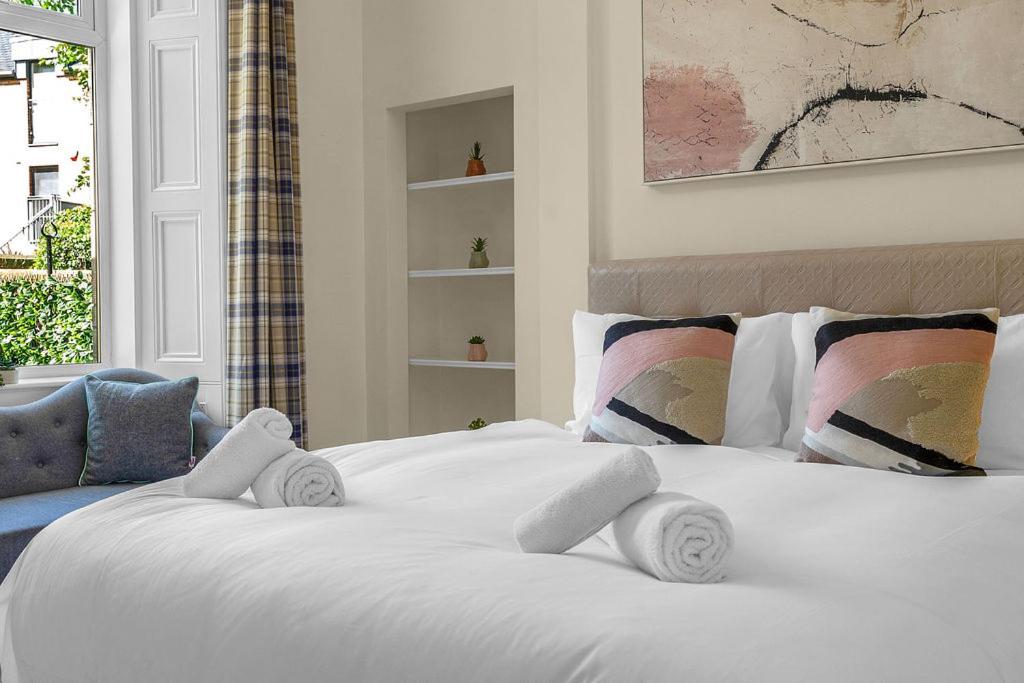 Elegant 2bed-Central Edinburgh -by Holiday Homes