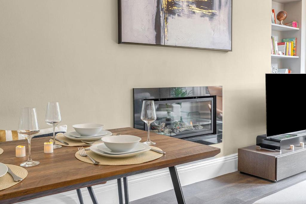 Elegant 2bed-Central Edinburgh -by Holiday Homes