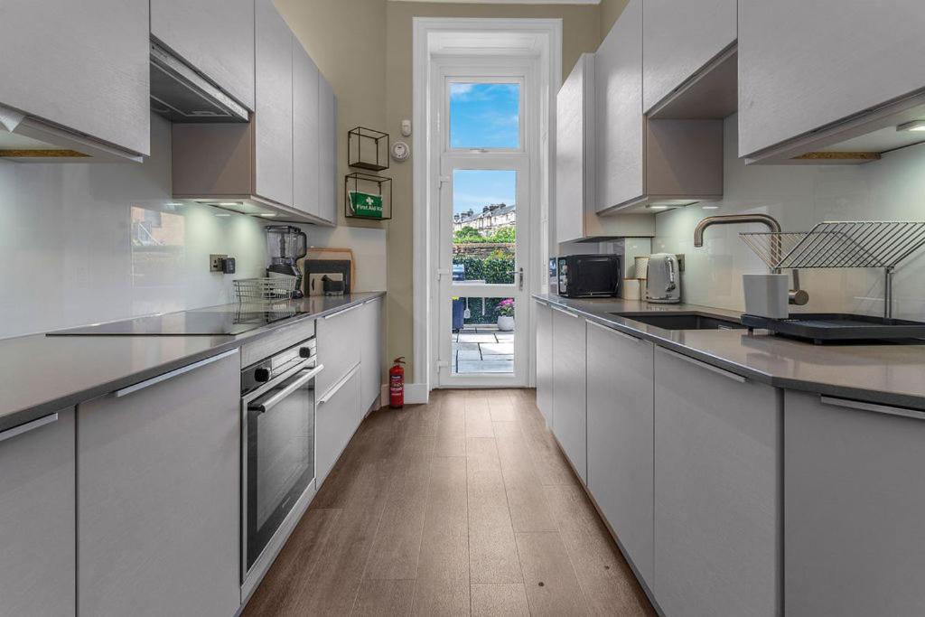 Elegant 2bed-Central Edinburgh -by Holiday Homes