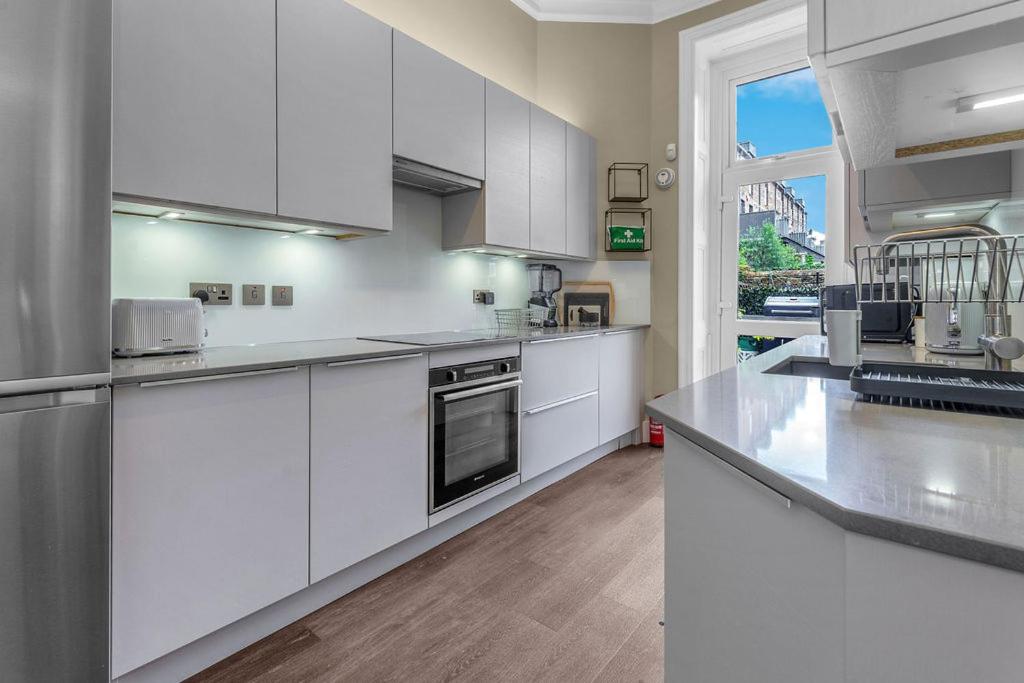 Elegant 2bed-Central Edinburgh -by Holiday Homes