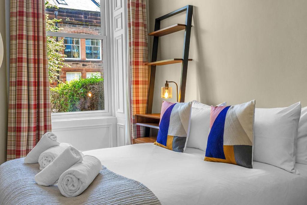 Elegant 2bed-Central Edinburgh -by Holiday Homes