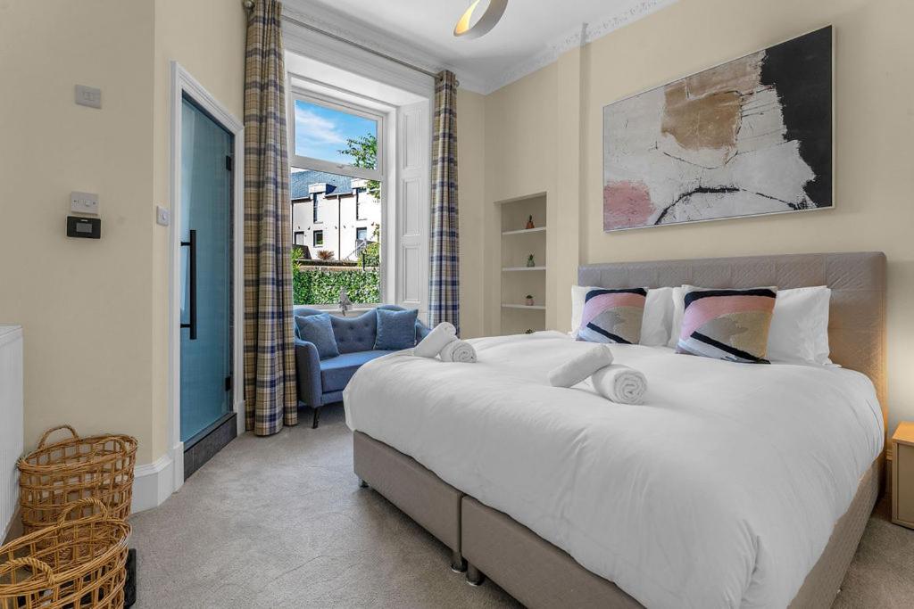 Elegant 2bed-Central Edinburgh -by Holiday Homes