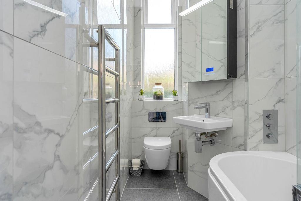 Elegant 2bed-Central Edinburgh -by Holiday Homes