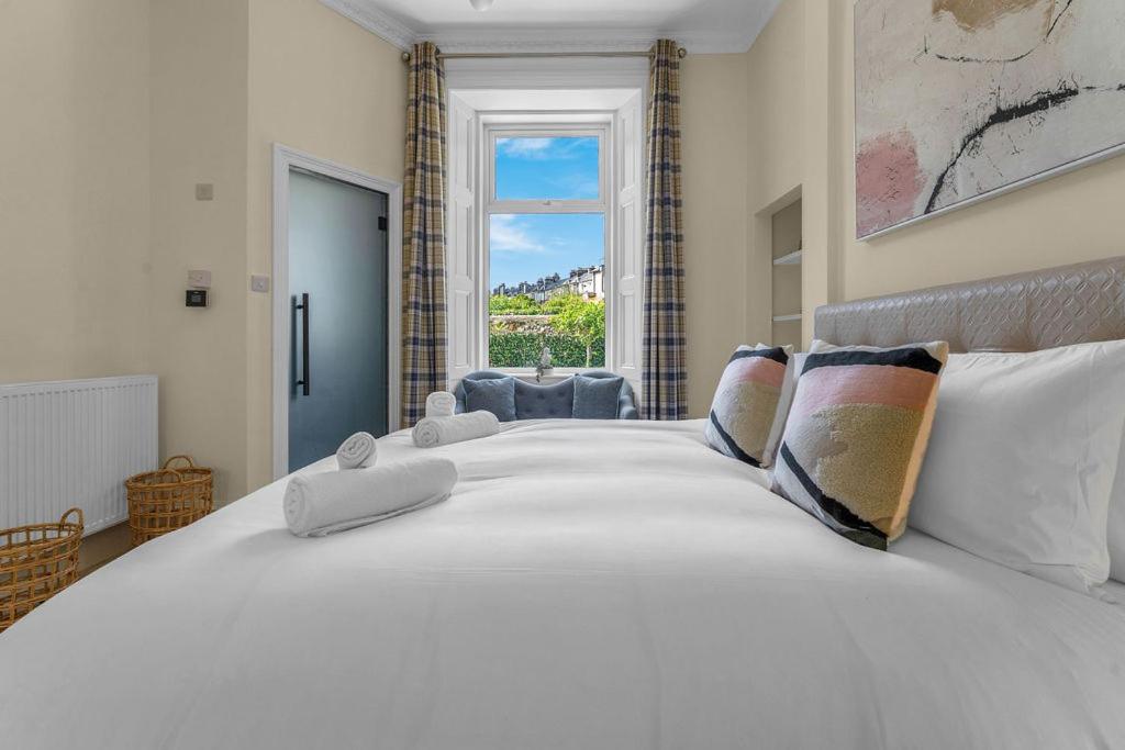 Elegant 2bed-Central Edinburgh -by Holiday Homes