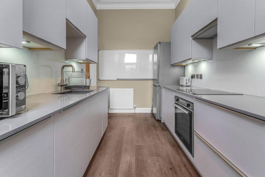 Elegant 2bed-Central Edinburgh -by Holiday Homes