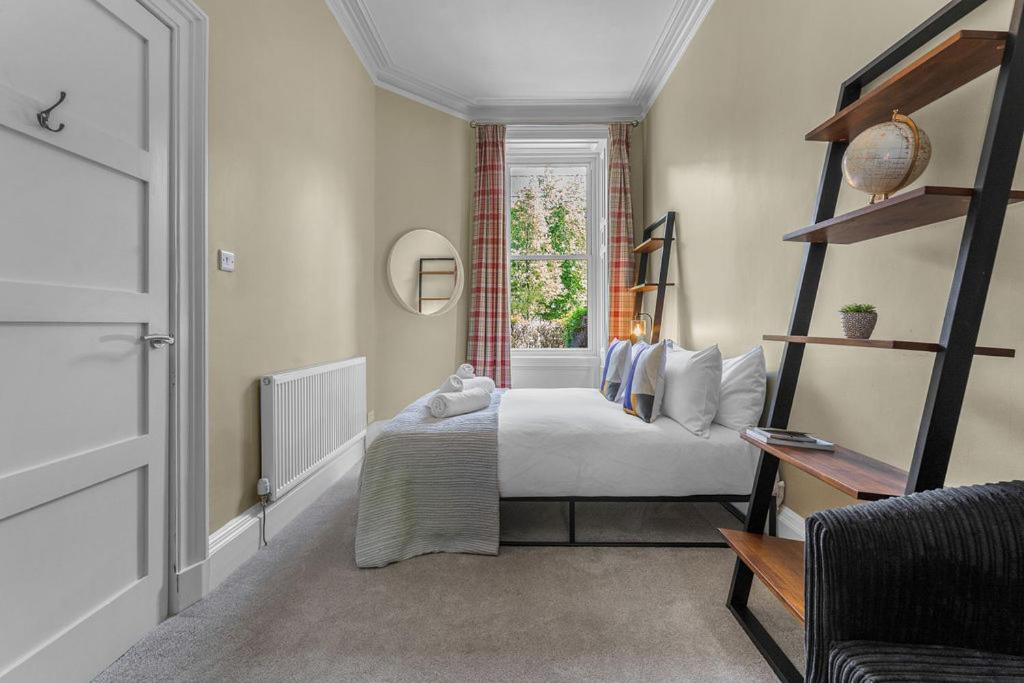 Elegant 2bed-Central Edinburgh -by Holiday Homes