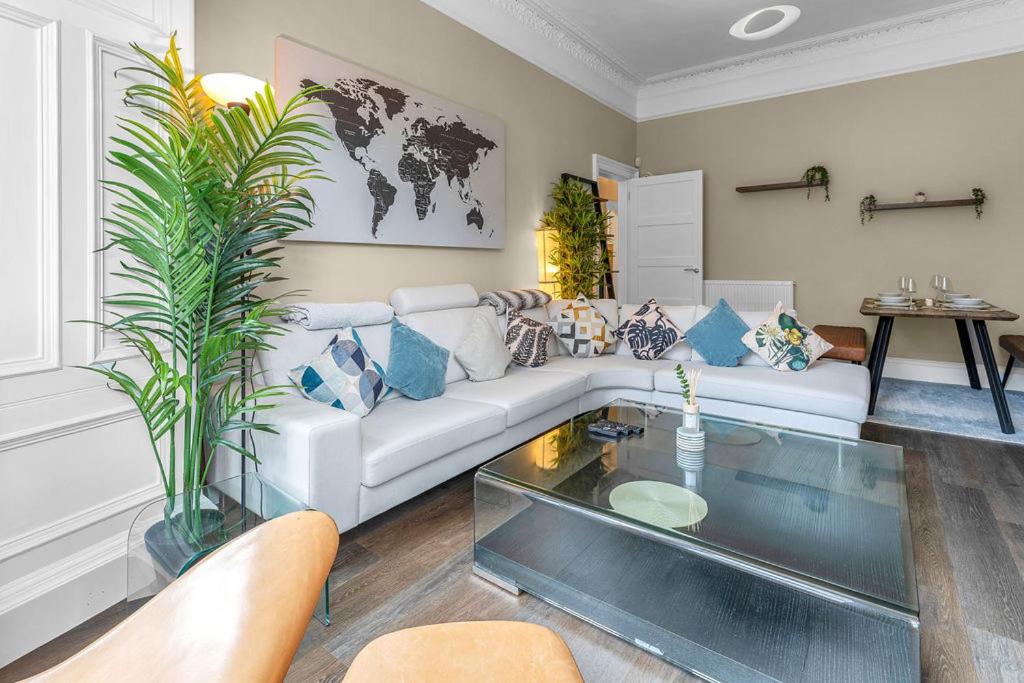 Elegant 2bed-Central Edinburgh -by Holiday Homes